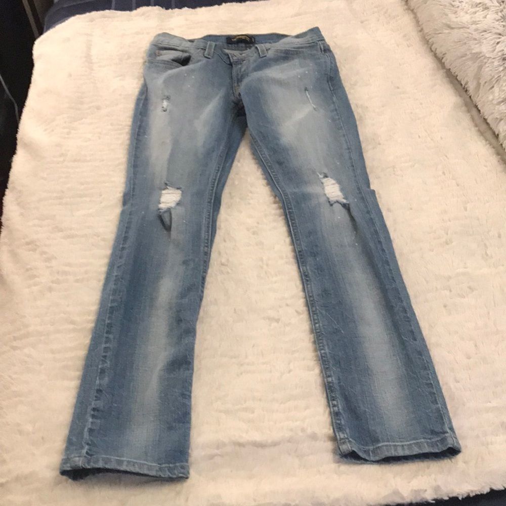Light wash distressed Levi’s skinny jeans Size 7!